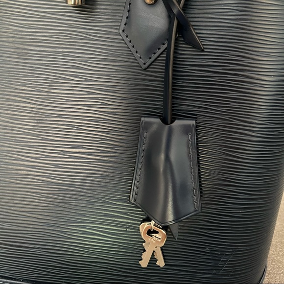 LV Alma PM/100% authentic. Almost new condition. Only worn a few times. - Picture 3 of 14